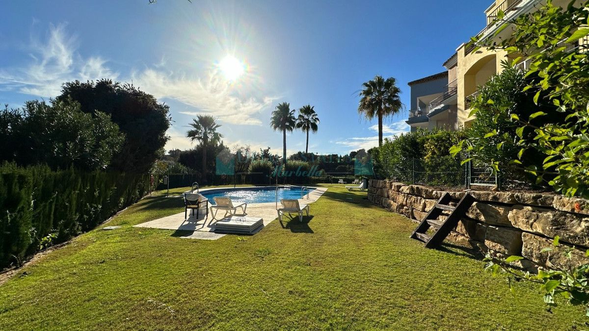 Apartamento Planta Baja en venta en Los Arqueros, Benahavis