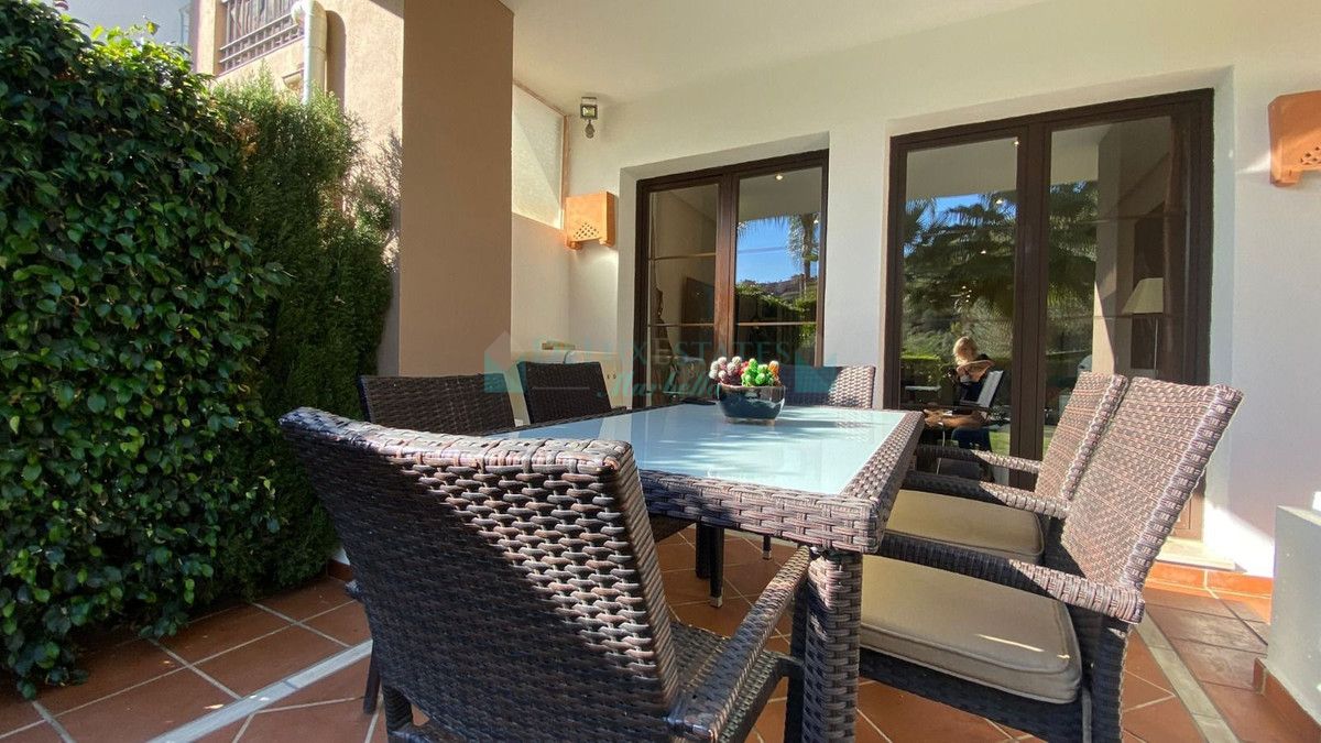 Apartamento Planta Baja en venta en Los Arqueros, Benahavis