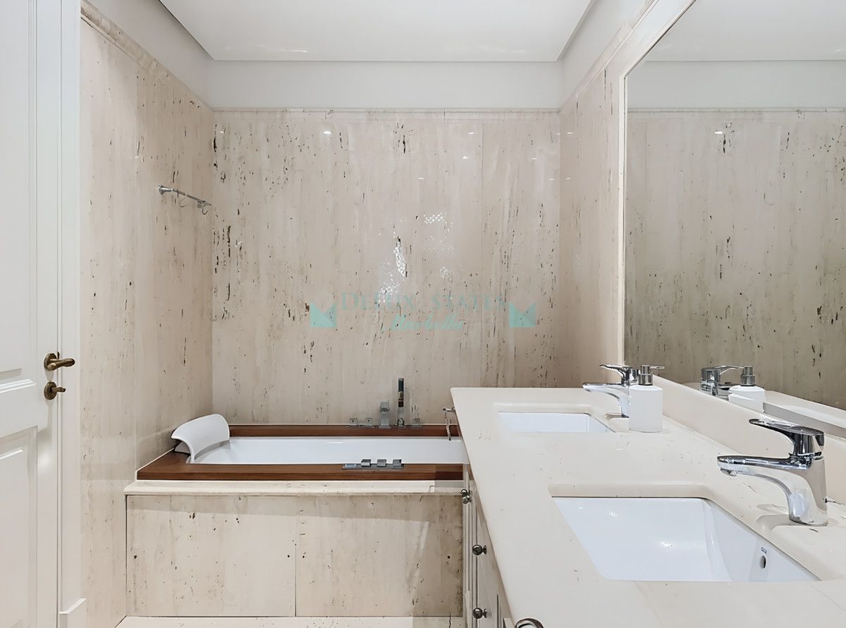 Apartment for sale in Estepona