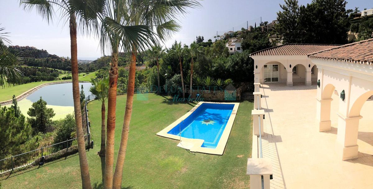 Villa for sale in Los Arqueros, Benahavis