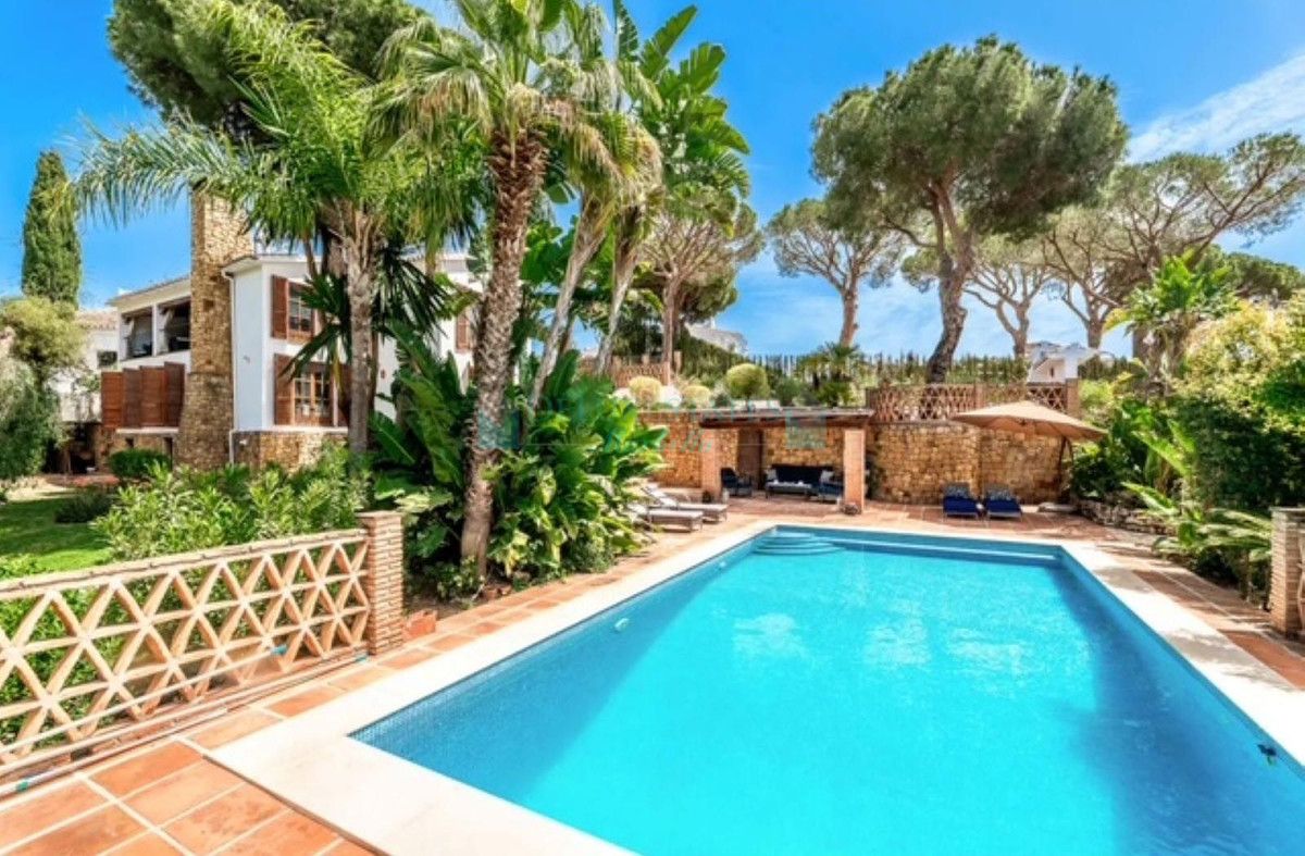 Villa en venta en Elviria, Marbella Este