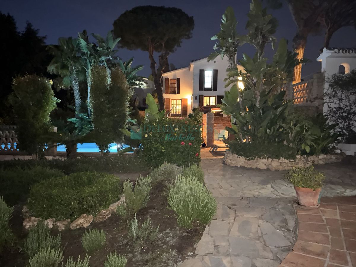 Villa en venta en Elviria, Marbella Este
