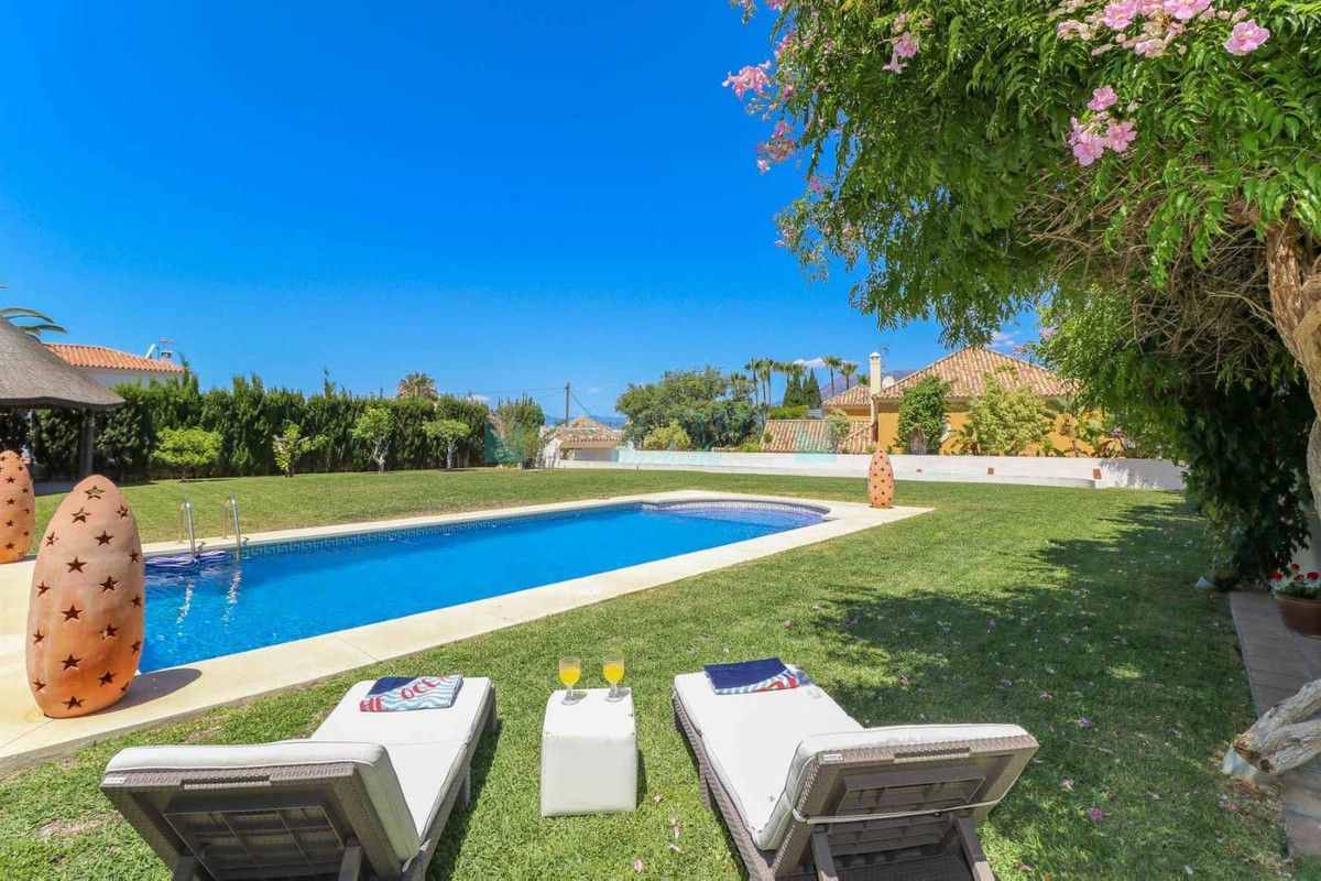 Villa for sale in El Rosario, Marbella East