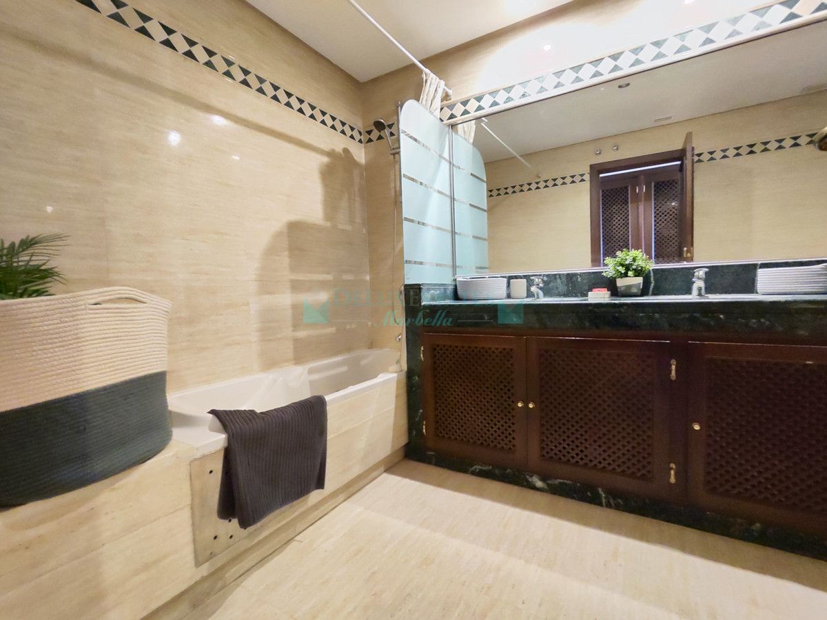 Apartamento Planta Baja en venta en La Mairena, Marbella Este