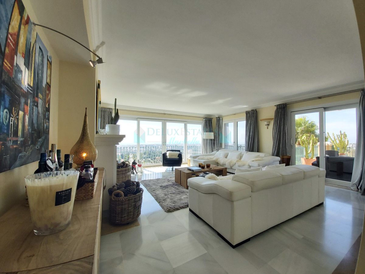 Penthouse for sale in Monte Halcones, Benahavis