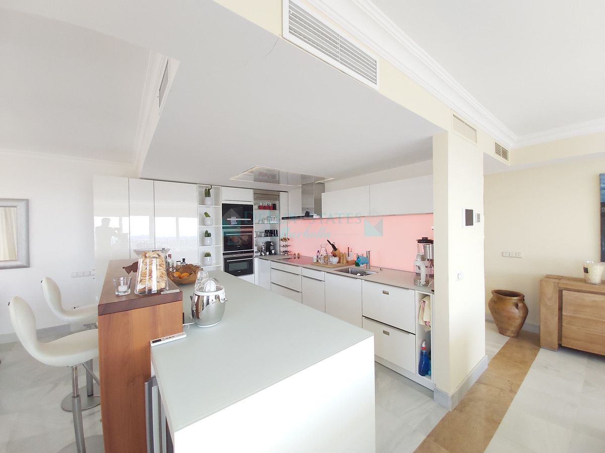 Penthouse for sale in Monte Halcones, Benahavis