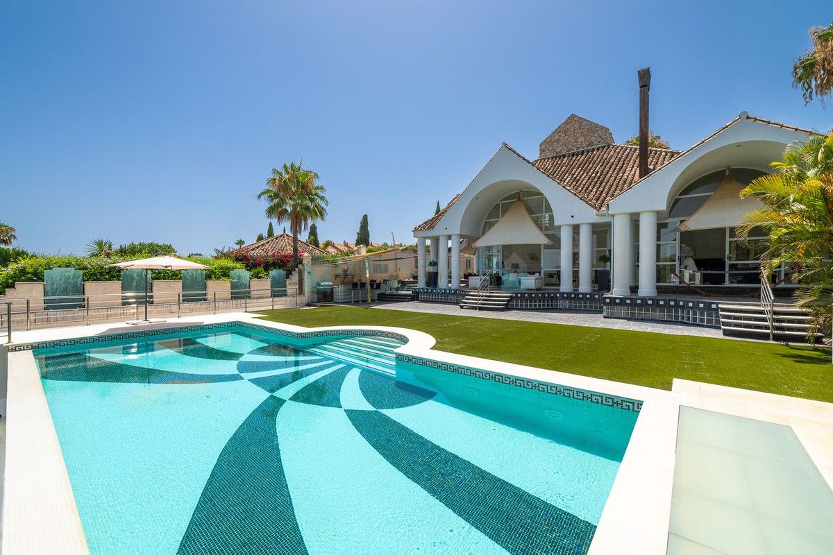 Villa for sale in Nueva Andalucia