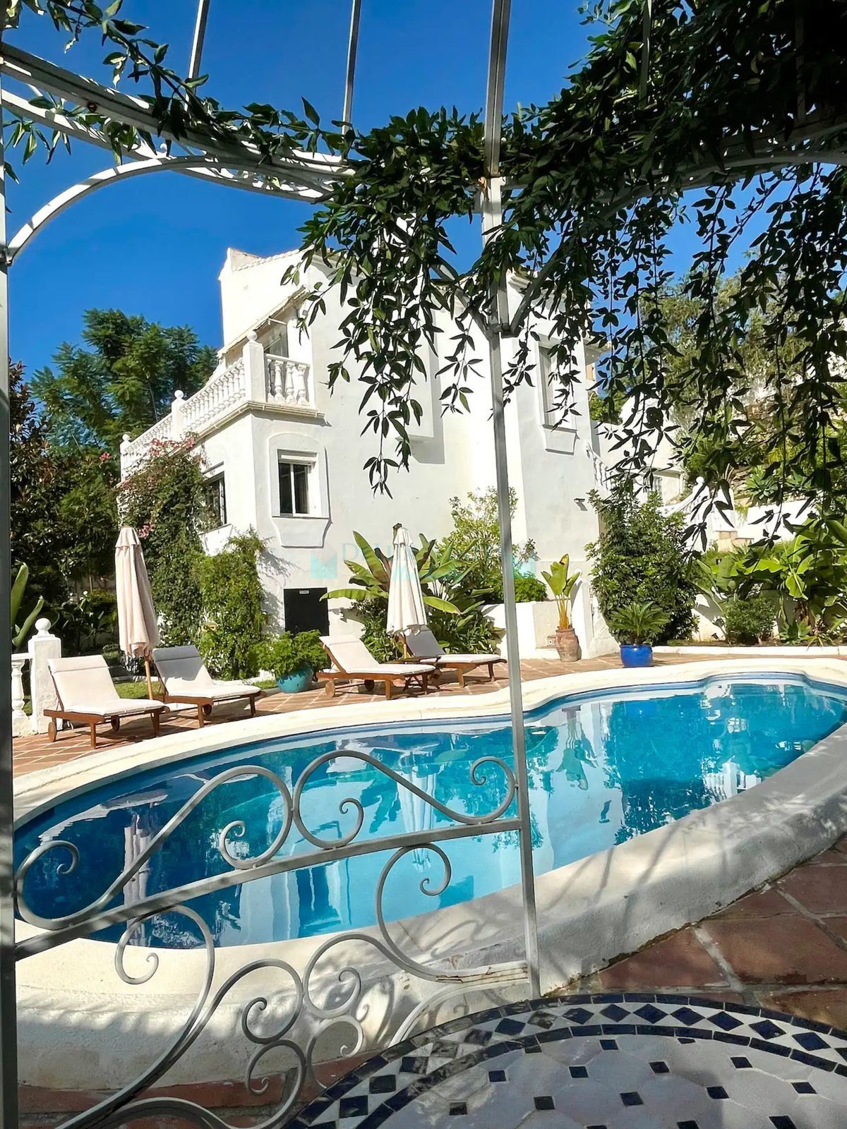 Villa en venta en El Rosario, Marbella Este