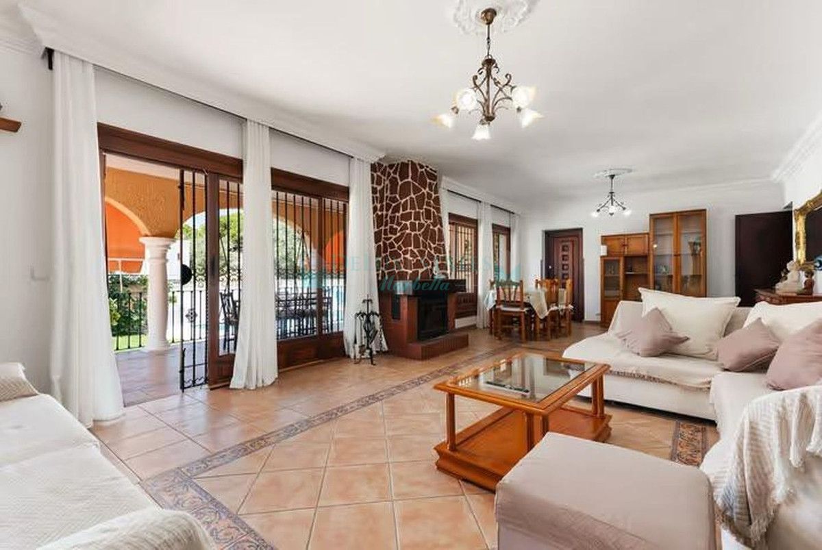 Villa en alquiler en Elviria, Marbella Este