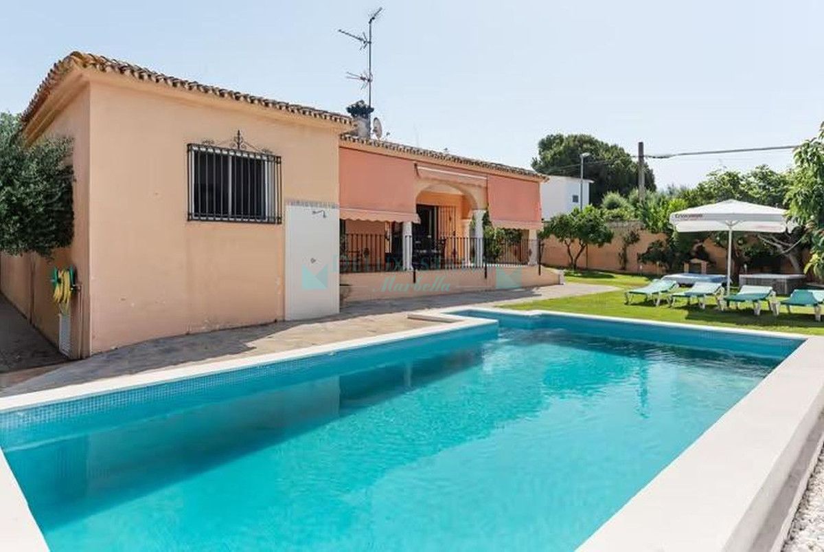 Villa en alquiler en Elviria, Marbella Este