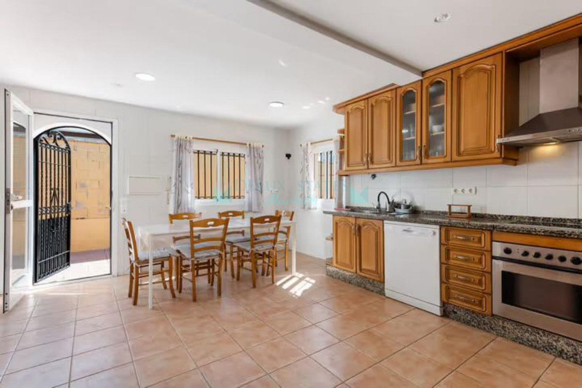 Villa en alquiler en Elviria, Marbella Este