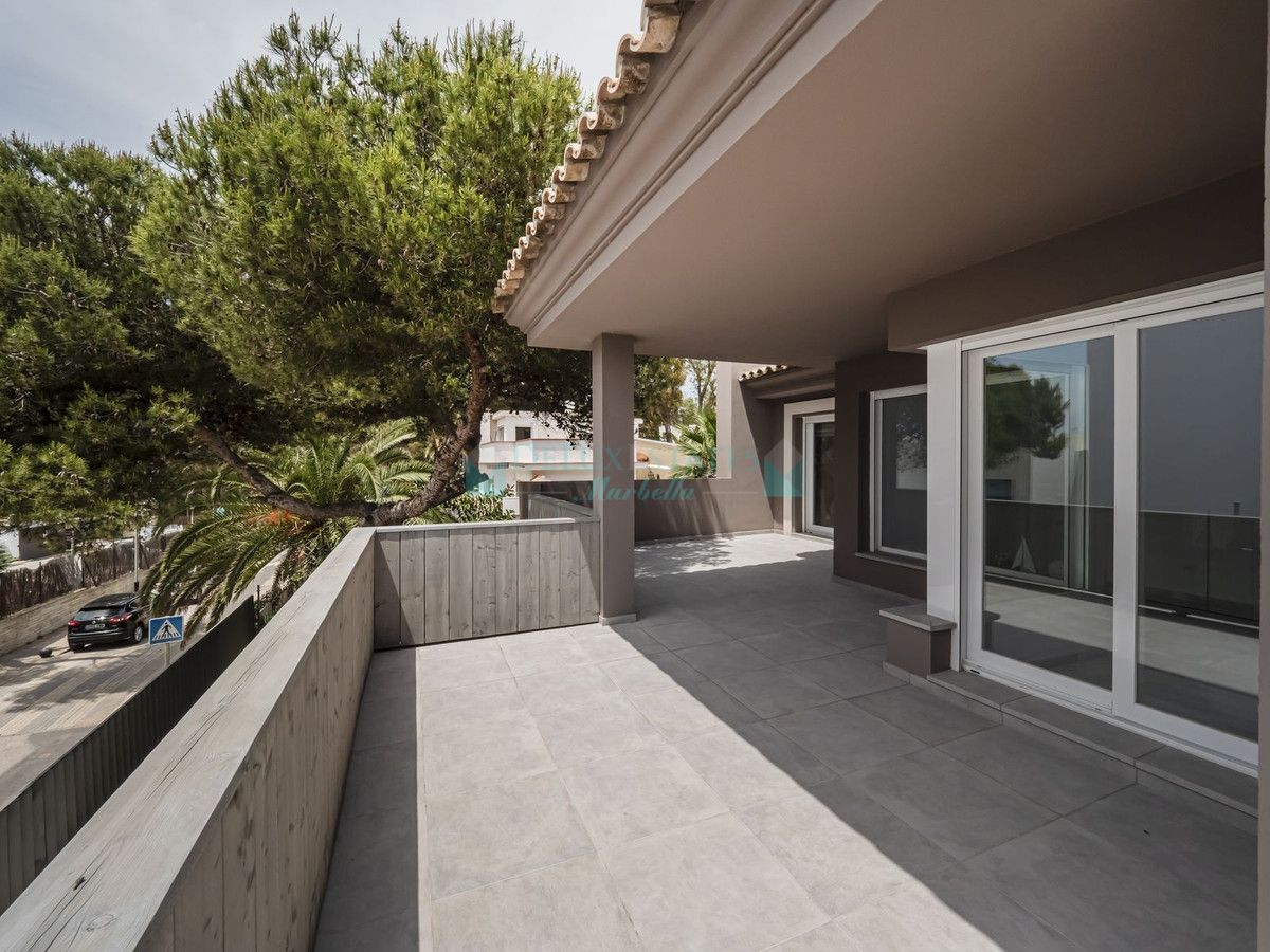 Villa en venta en Elviria, Marbella Este