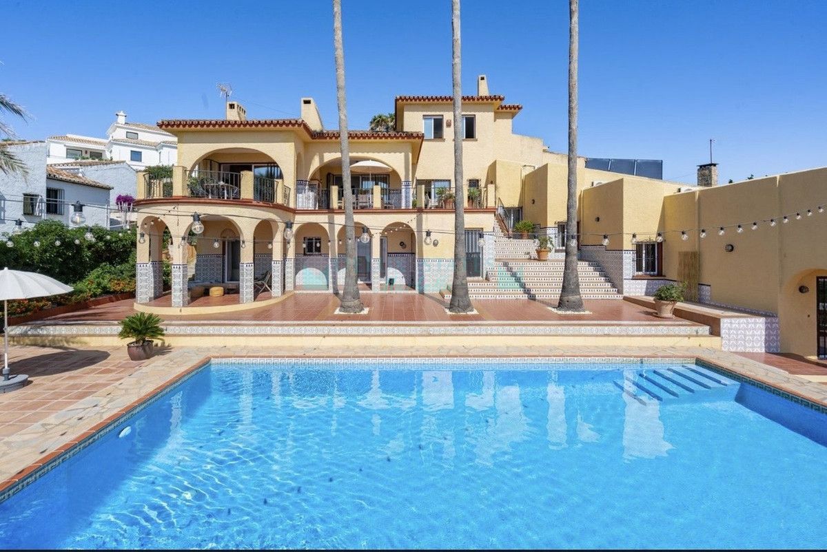 Villa for sale in Estepona