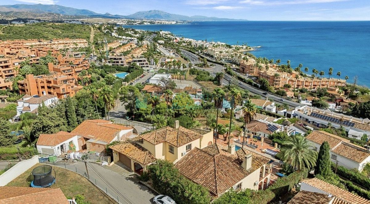 Villa for sale in Estepona