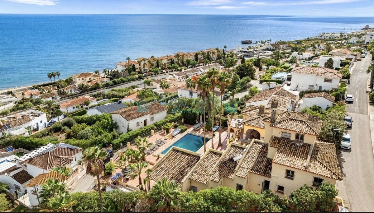 Villa for sale in Estepona