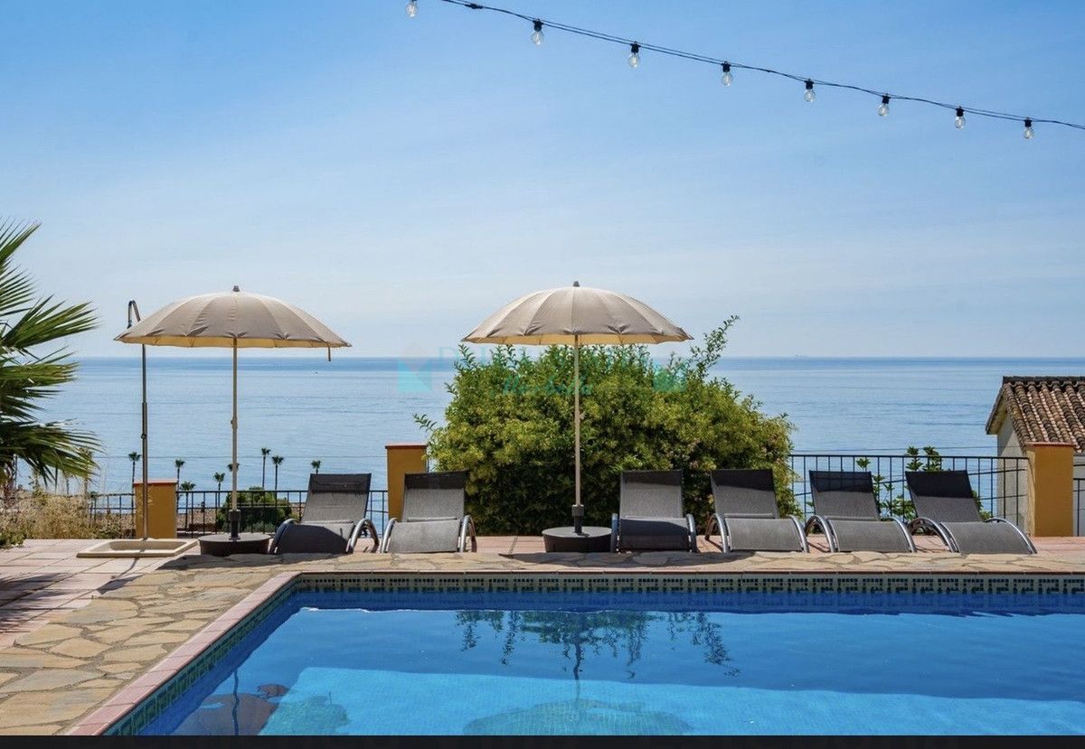 Villa for sale in Estepona