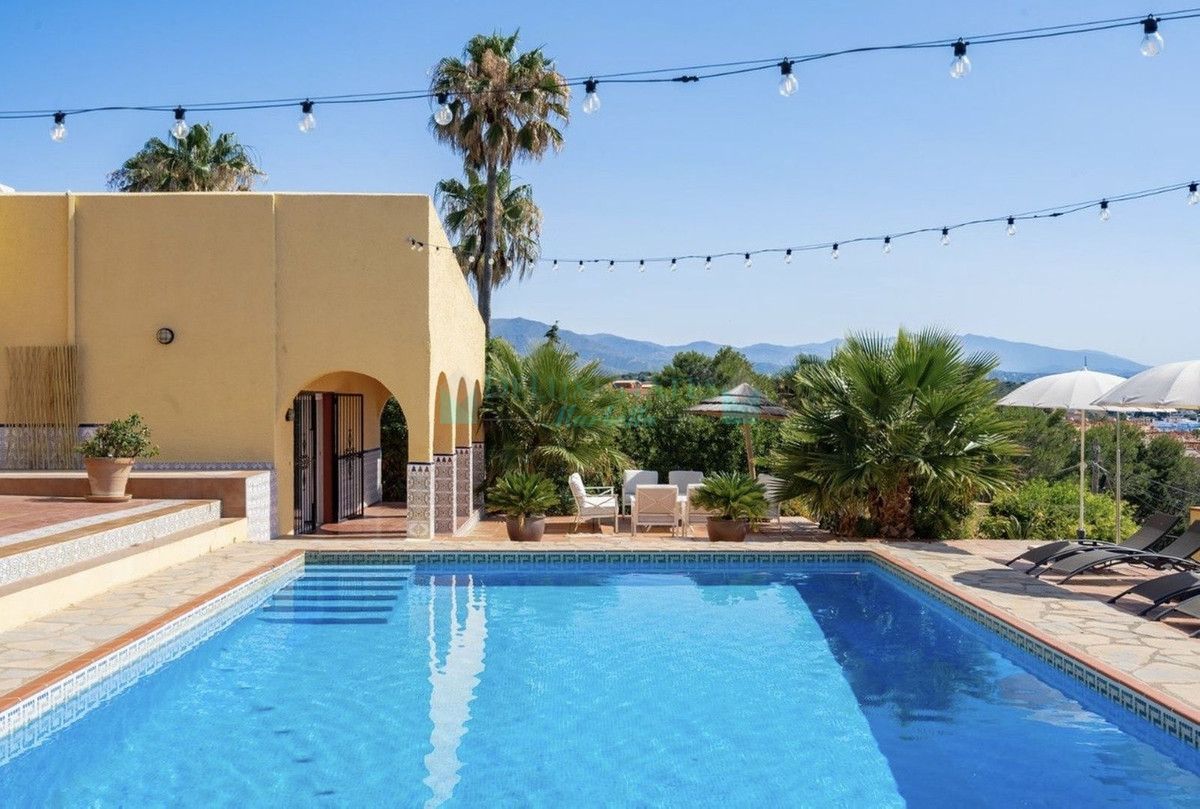 Villa for sale in Estepona