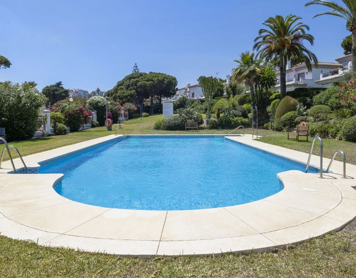 Villa Pareada en venta en Cabopino, Marbella Este