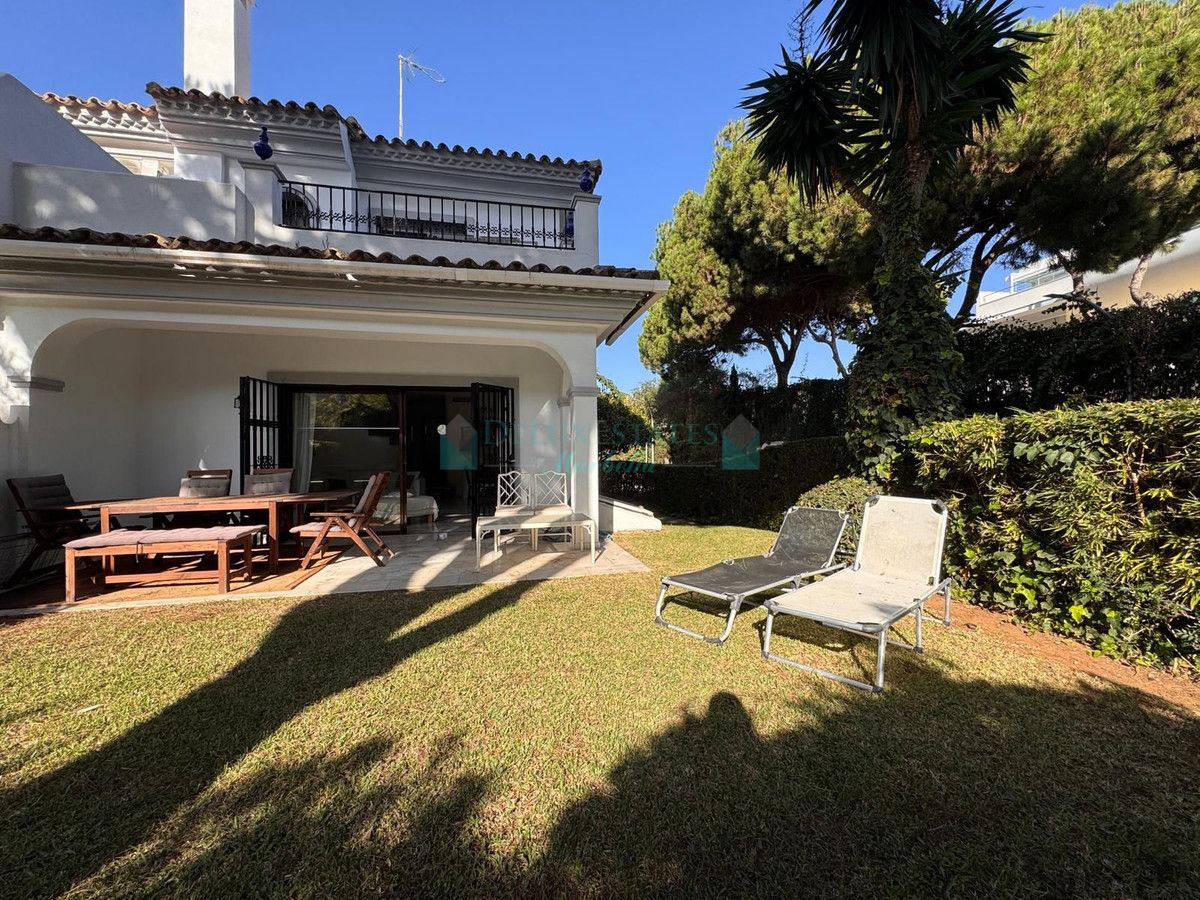 Villa Pareada en venta en Cabopino, Marbella Este