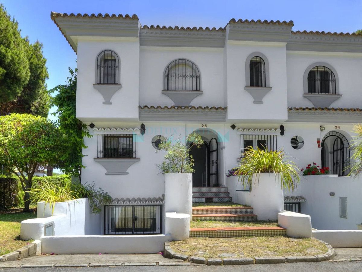 Villa Pareada en venta en Cabopino, Marbella Este