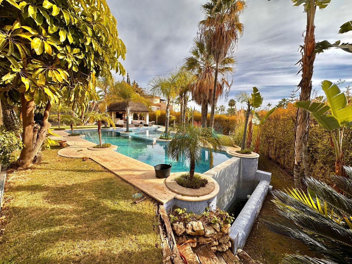 Villa for sale in Bahia de Marbella, Marbella East