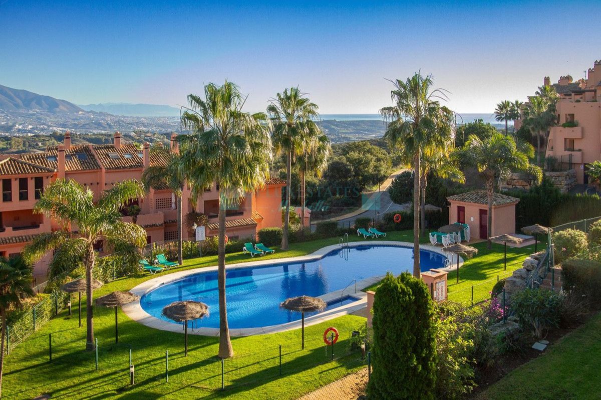 Penthouse for sale in La Mairena, Marbella East