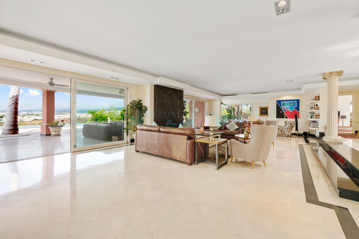 Villa for sale in El Paraiso, Estepona