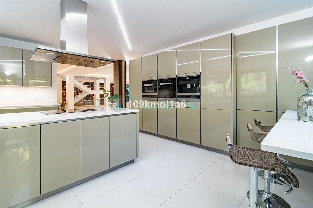 Villa en alquiler en Rio Real, Marbella Este