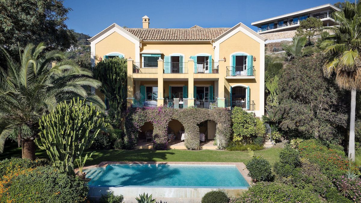 Villa for sale in El Madroñal, Benahavis