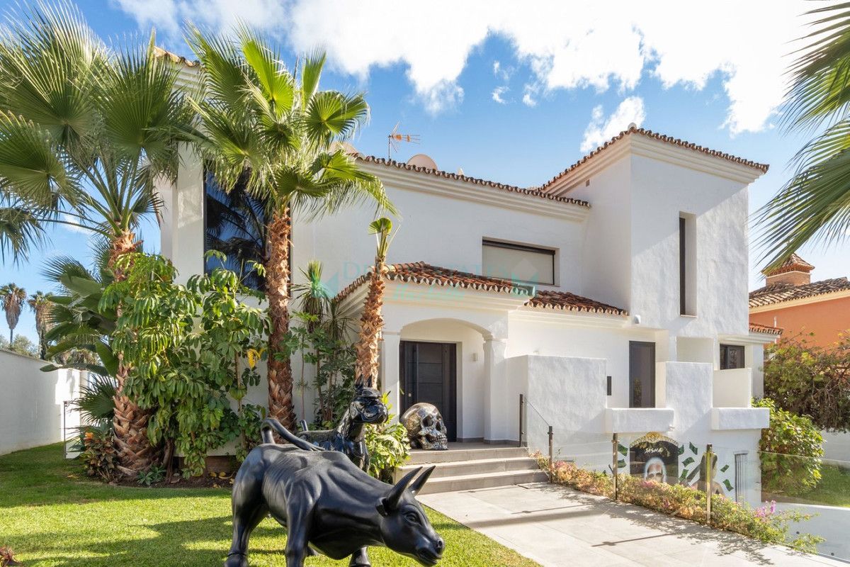 Villa for sale in Nueva Andalucia