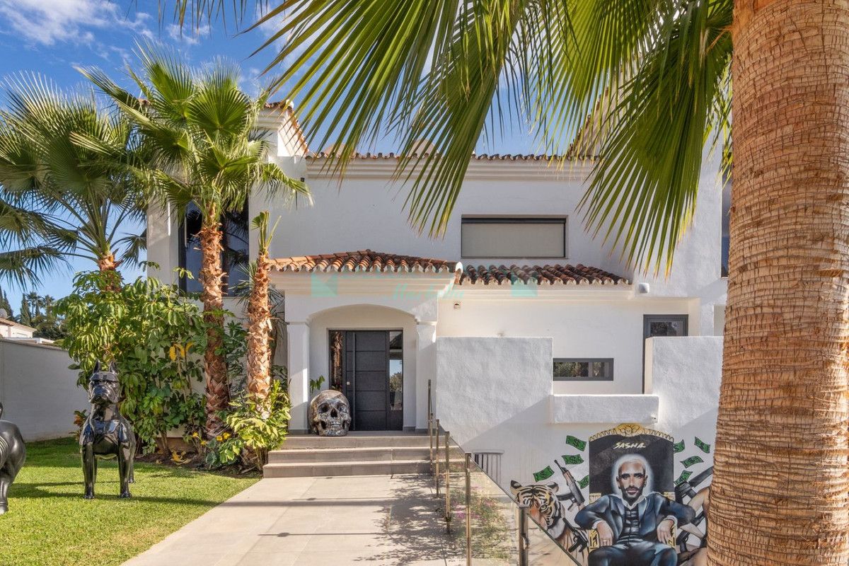 Villa for sale in Nueva Andalucia