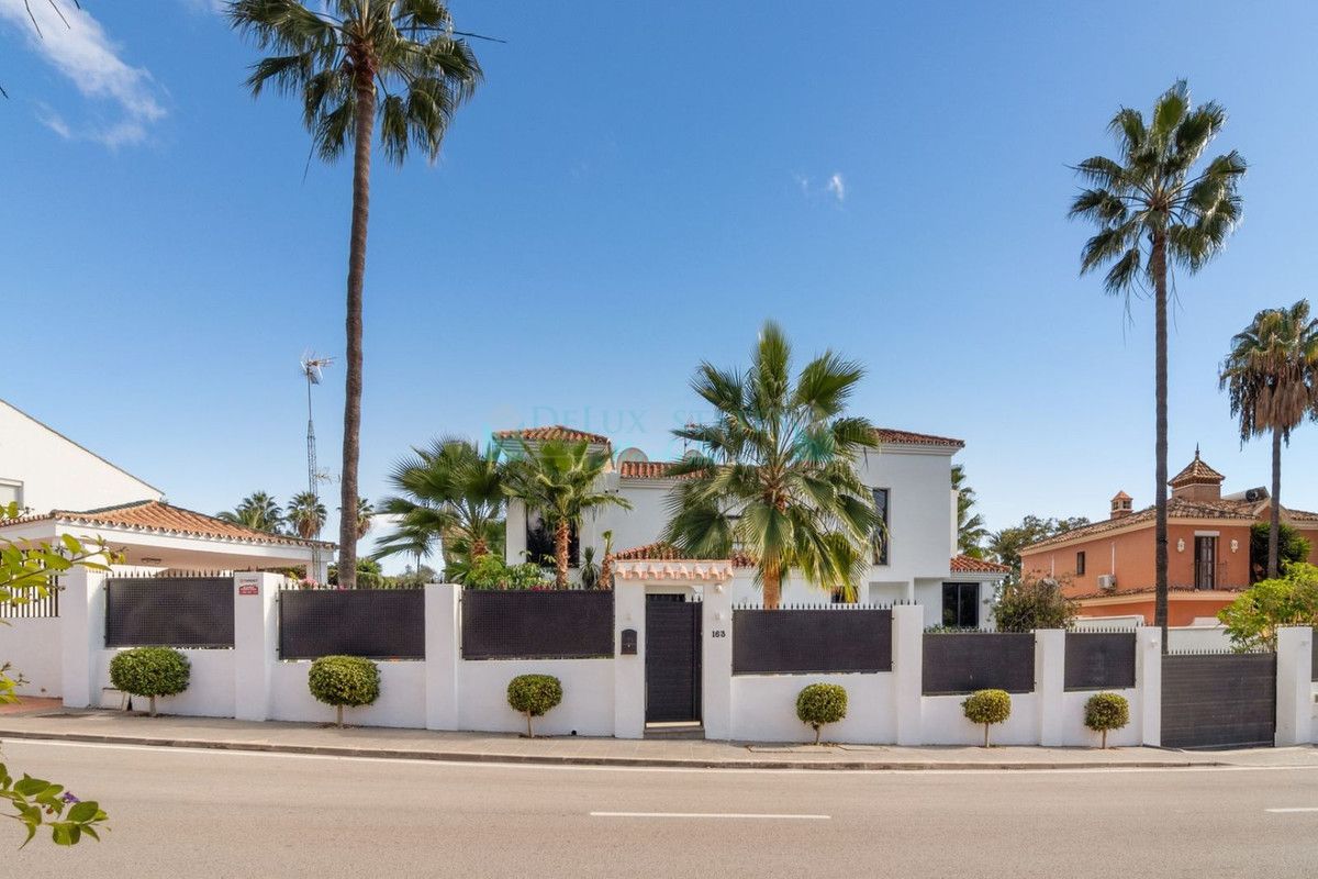 Villa for sale in Nueva Andalucia