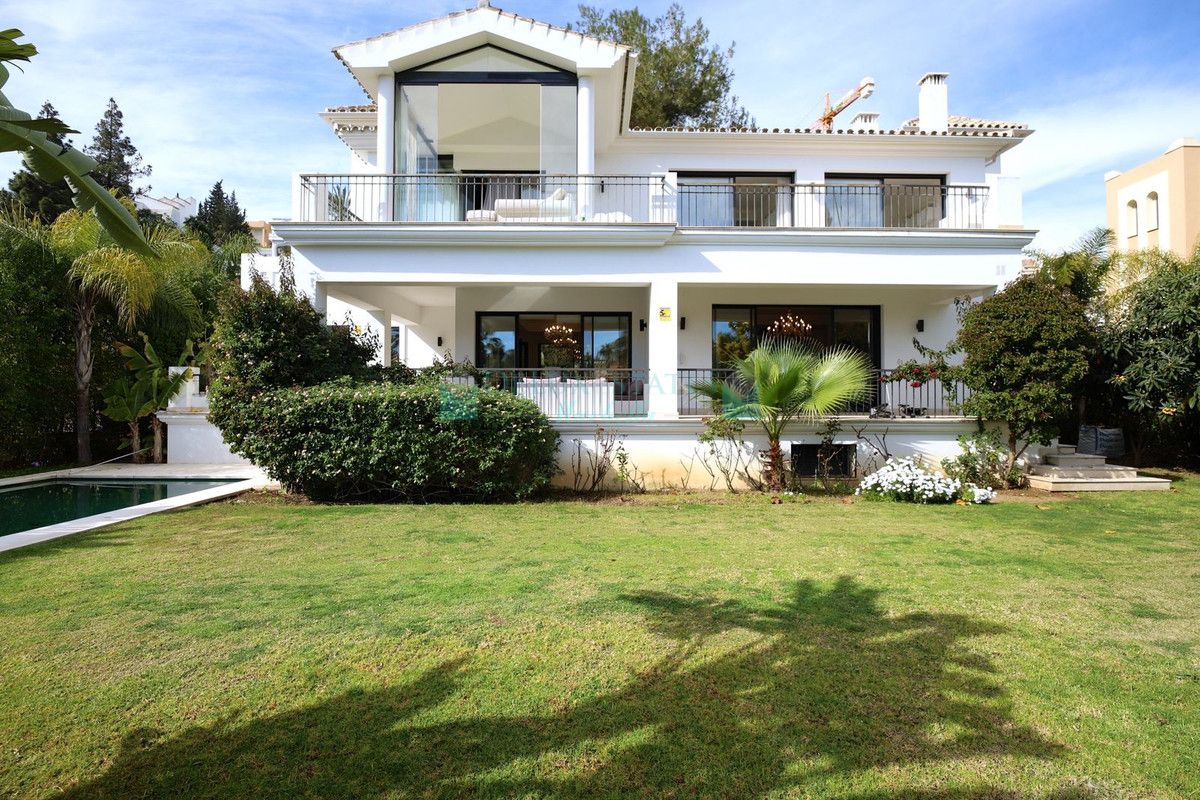 Villa for sale in Nueva Andalucia