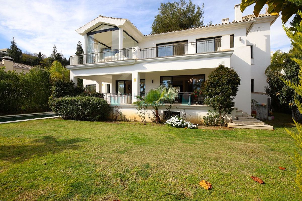 Villa for sale in Nueva Andalucia