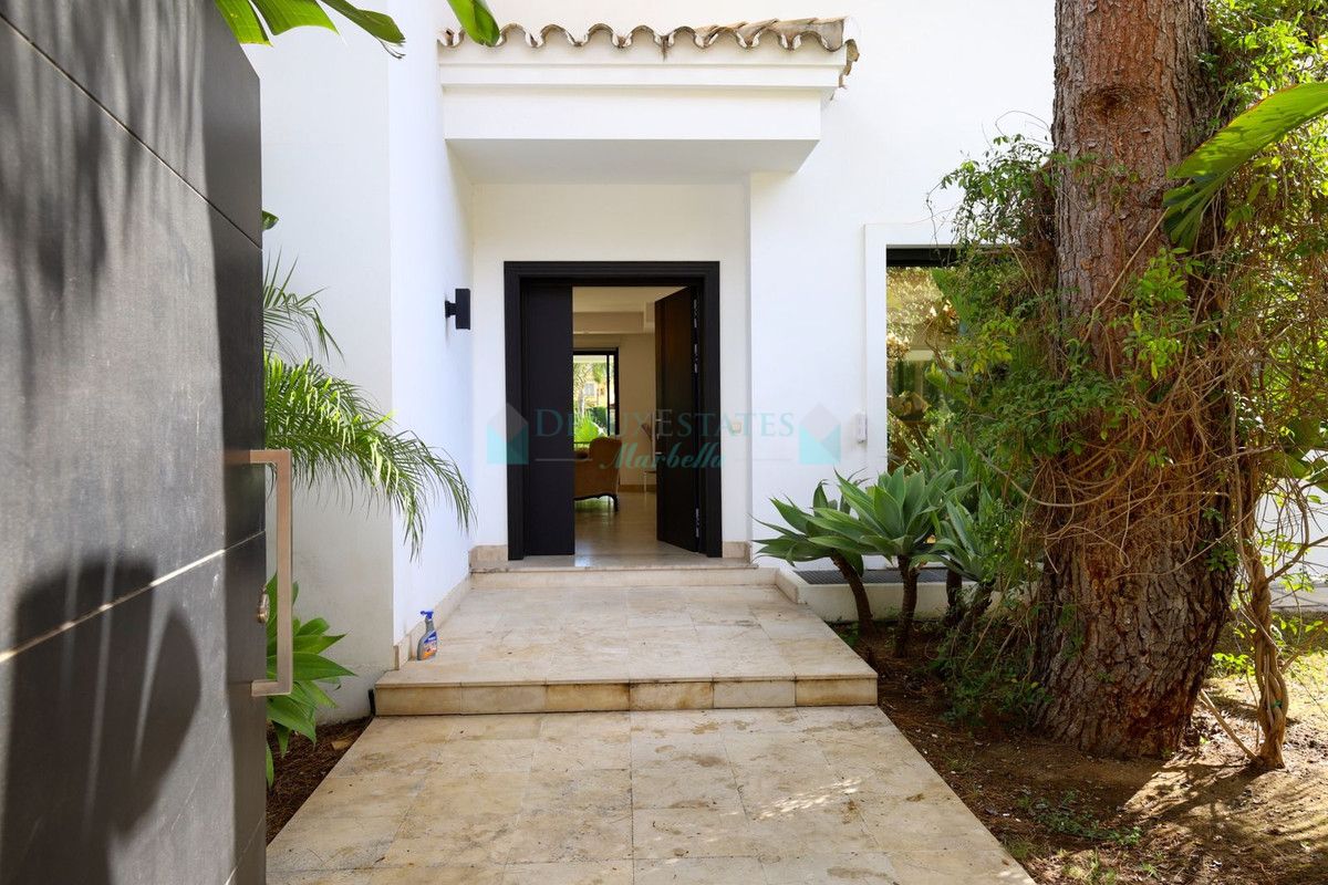 Villa for sale in Nueva Andalucia