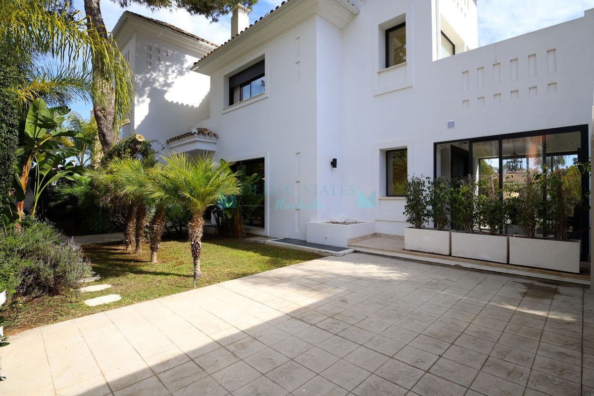 Villa for sale in Nueva Andalucia