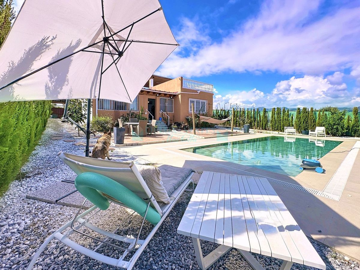 Villa for sale in Estepona