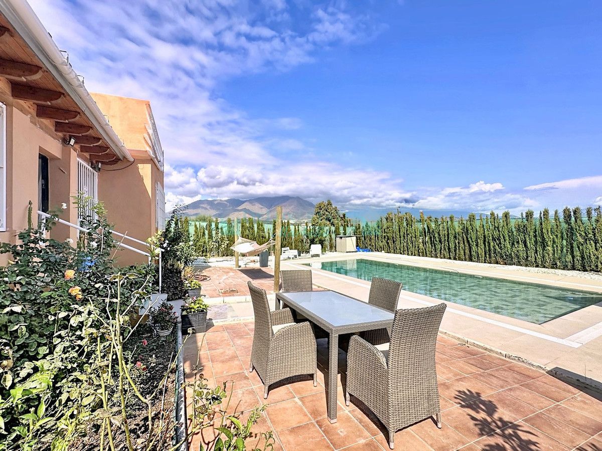 Villa for sale in Estepona