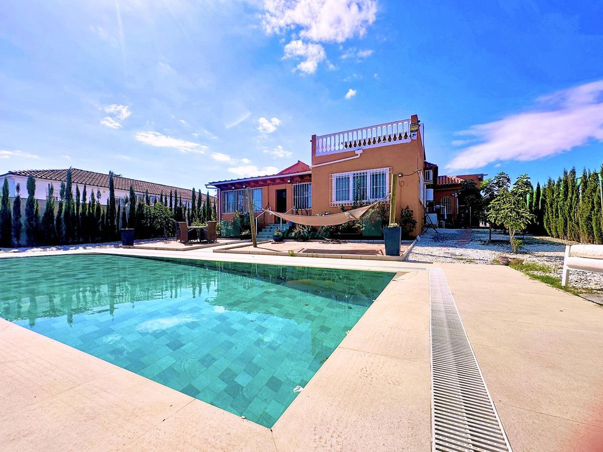 Villa for sale in Estepona