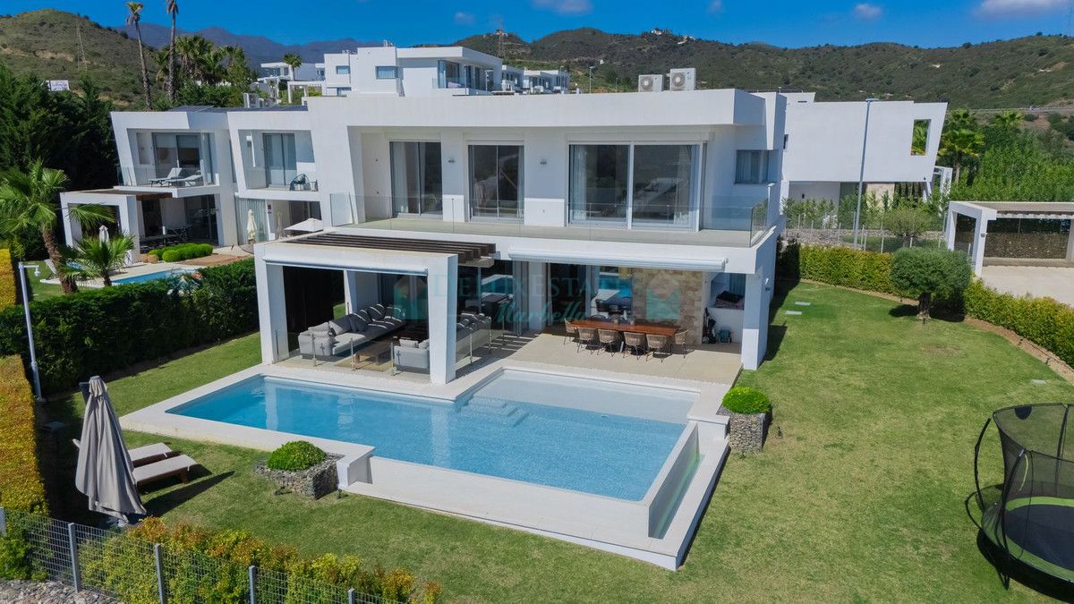 Villa for sale in Santa Clara, Marbella East