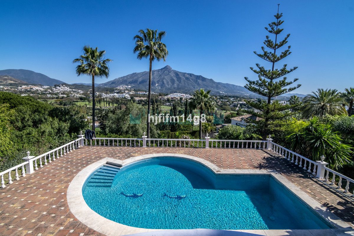 Villa for sale in Las Brisas, Nueva Andalucia