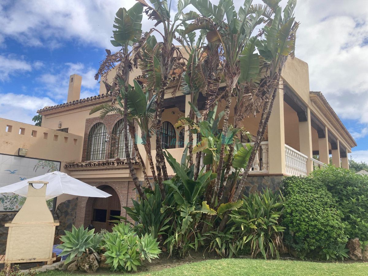 Villa for sale in Selwo, Estepona