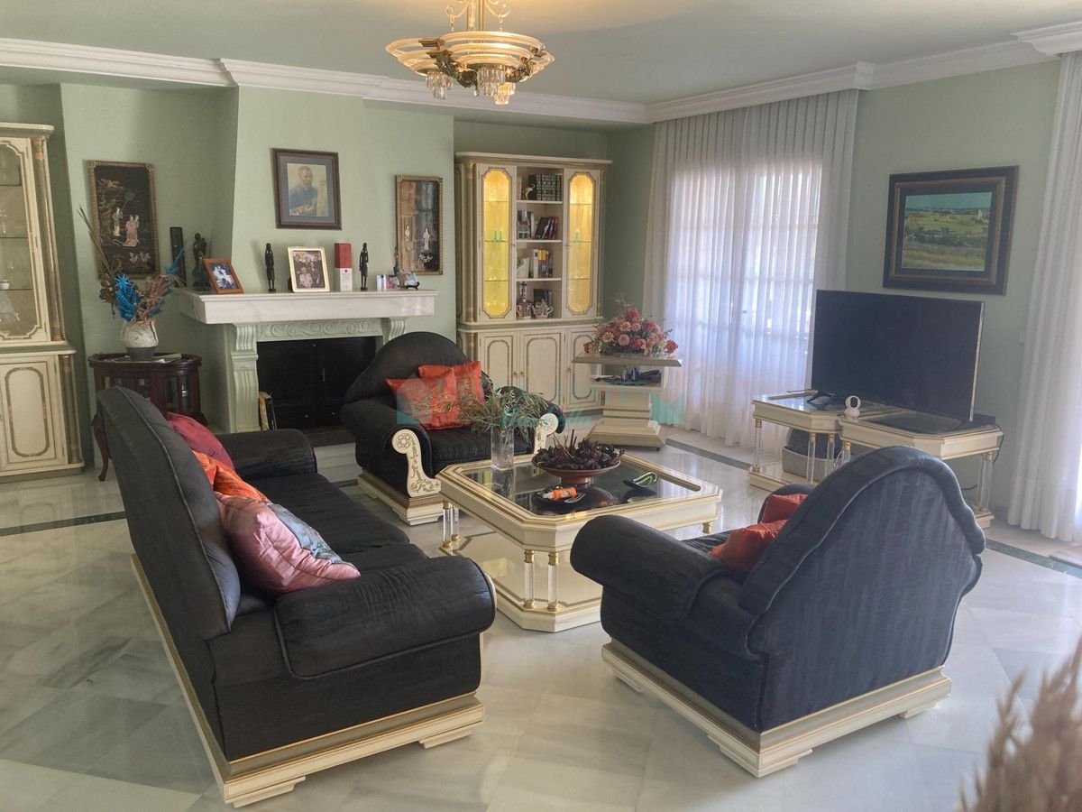 Villa for sale in Selwo, Estepona