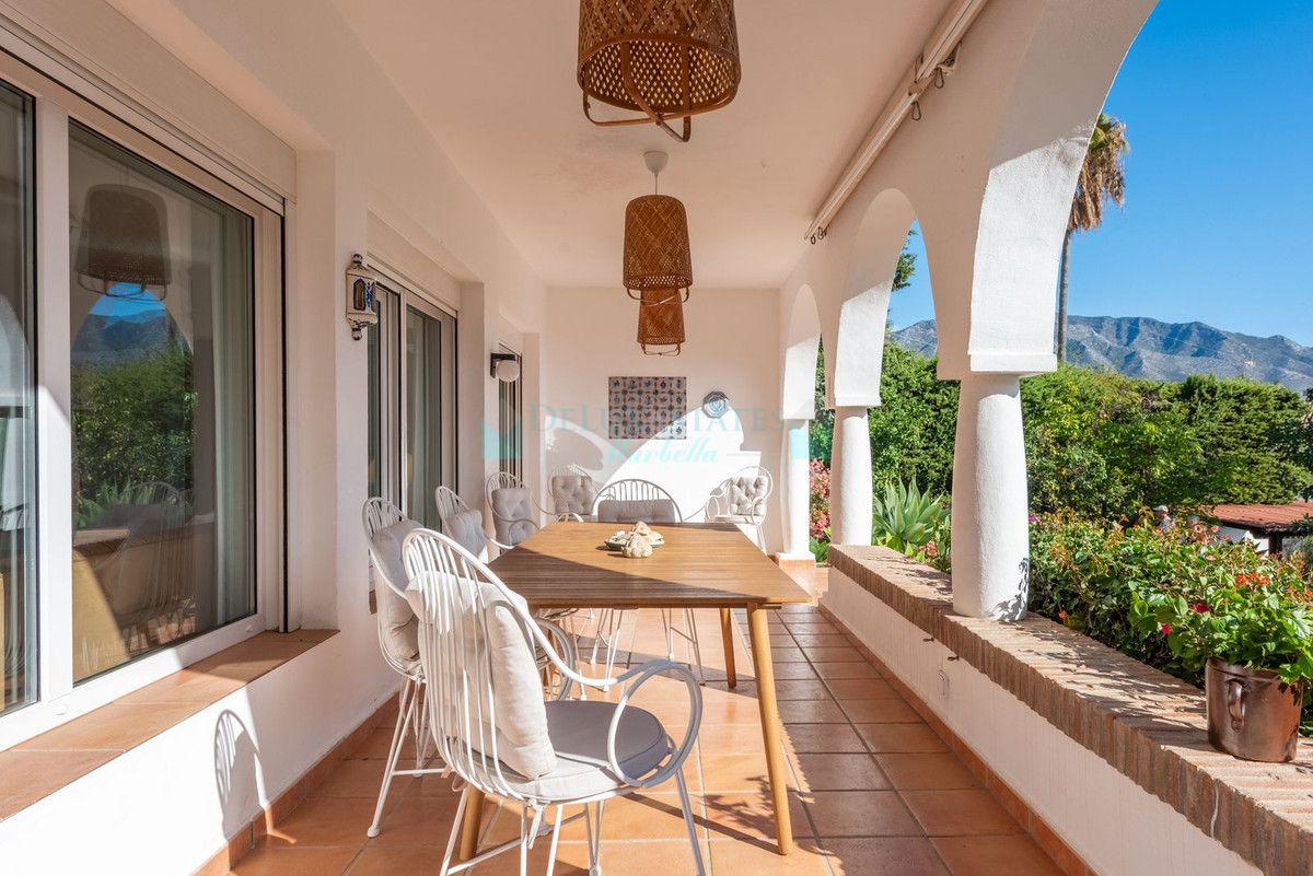 Villa for sale in Nueva Andalucia