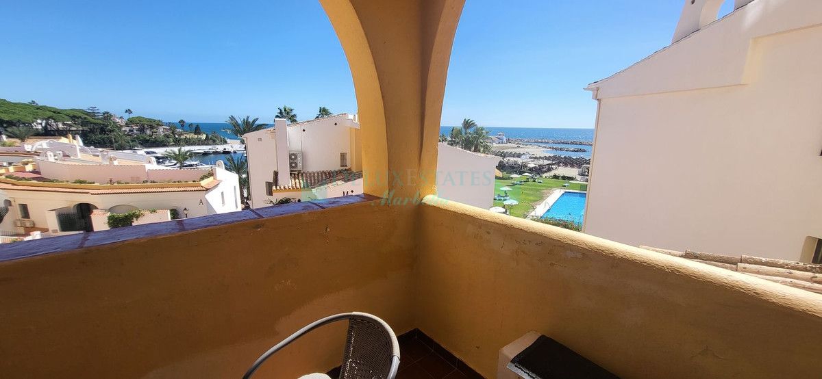 Penthouse for sale in Cabopino, Marbella East