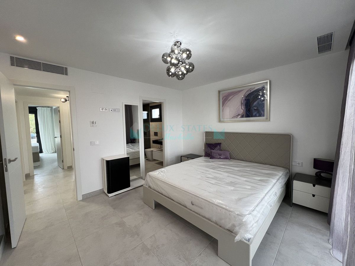 Apartamento en venta en Atalaya, Estepona