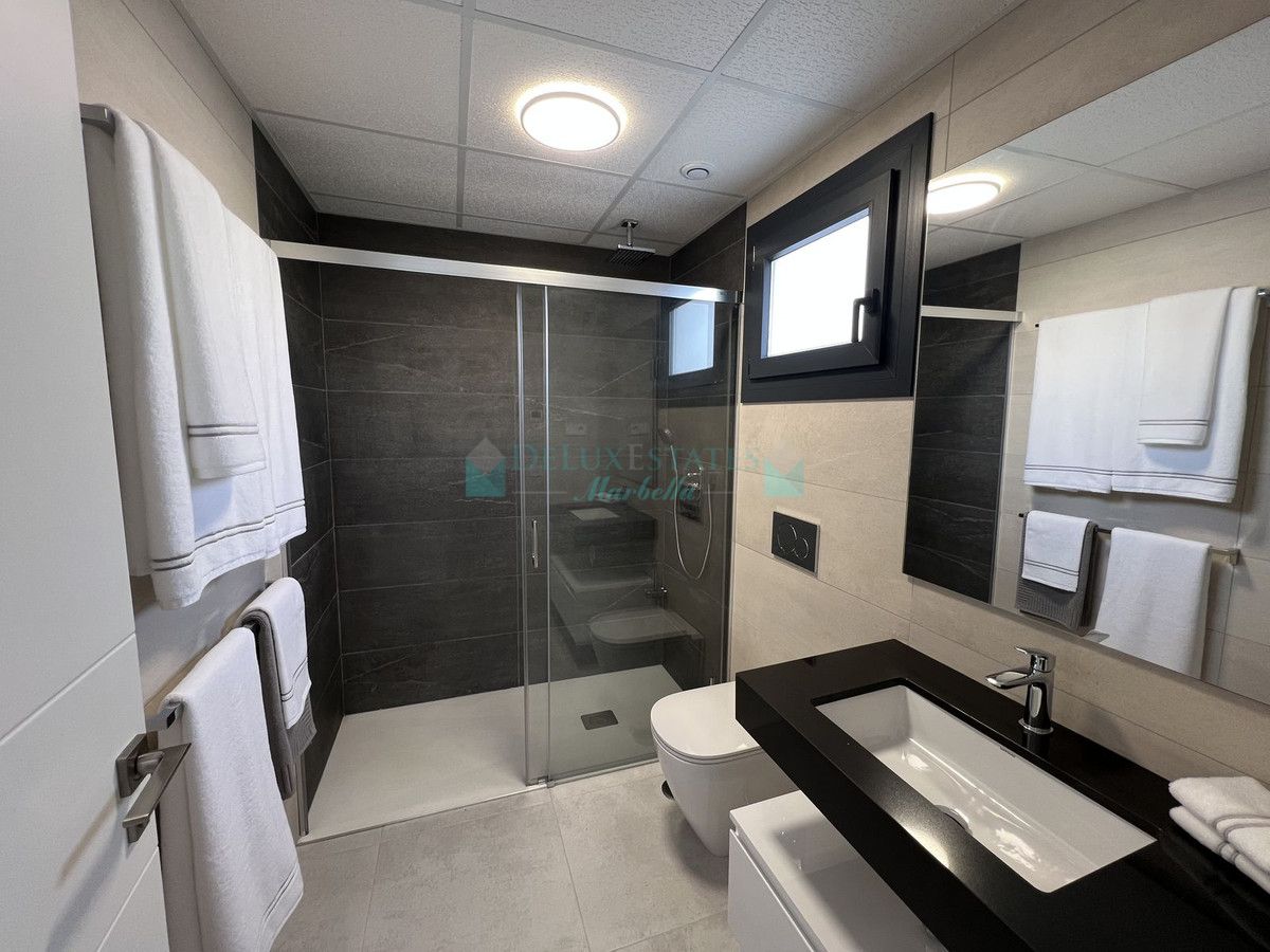 Apartamento en venta en Atalaya, Estepona