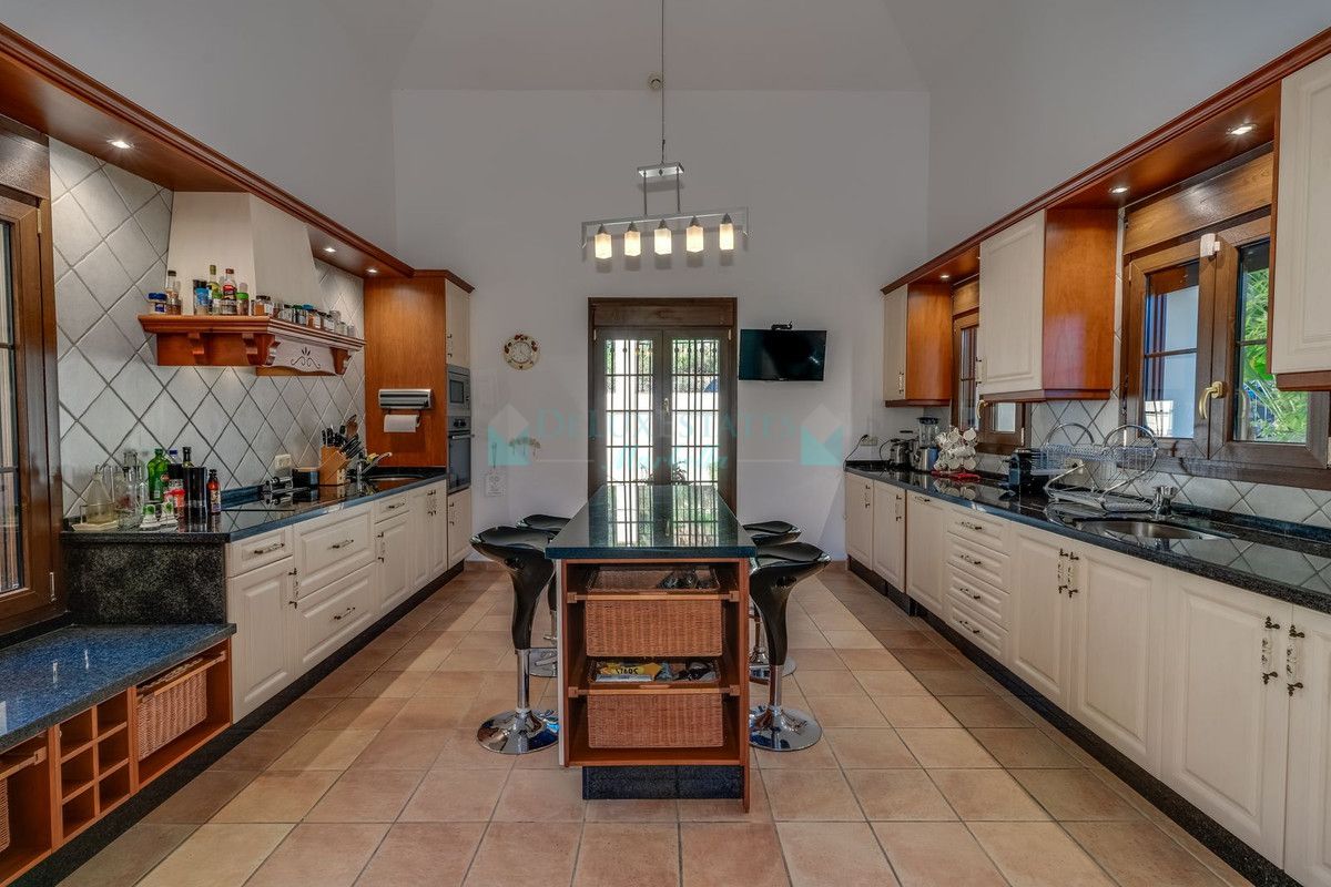 Villa for sale in Benahavis