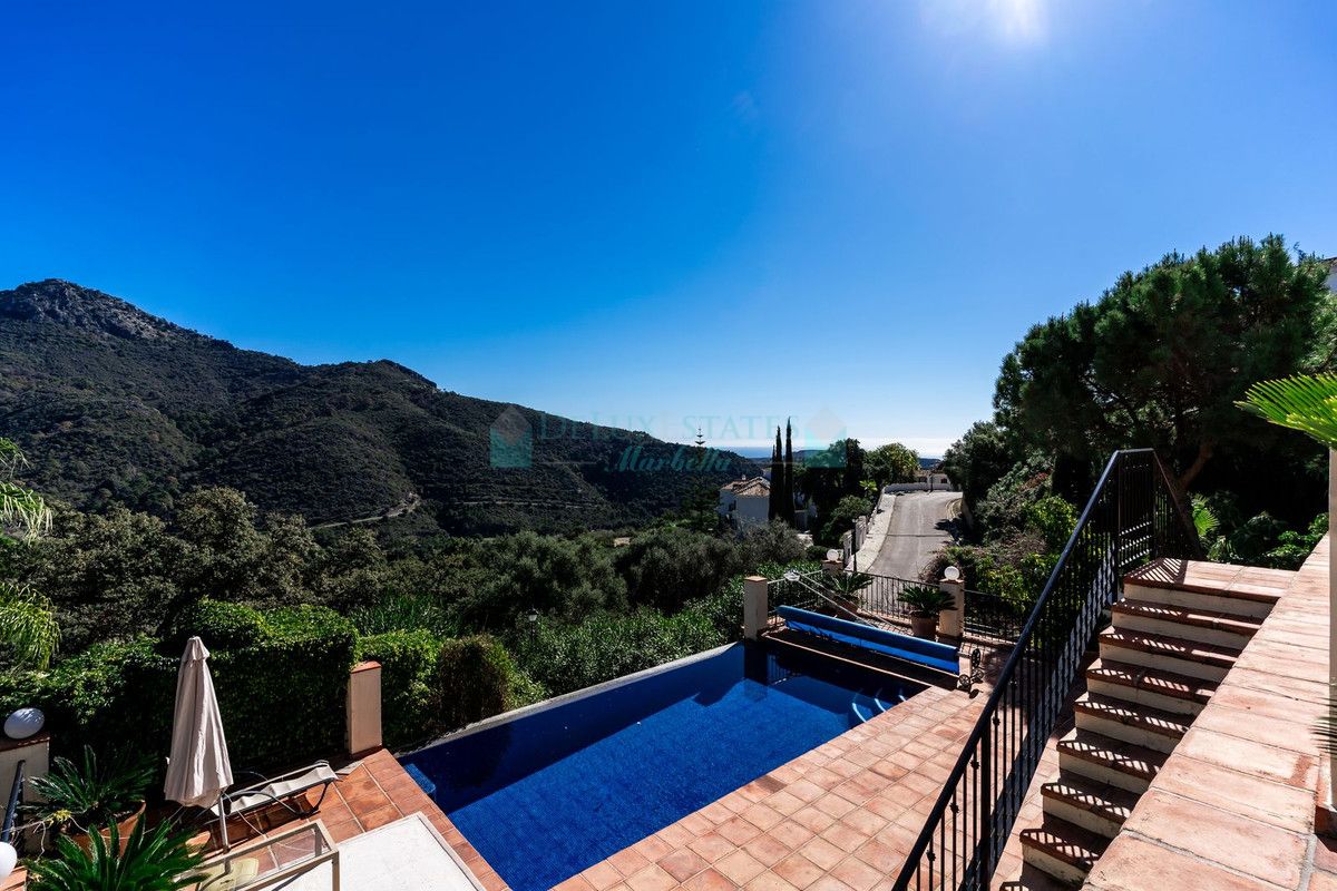 Villa for sale in Benahavis