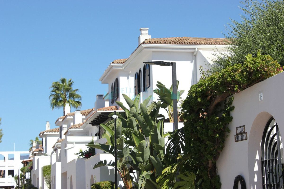 Town House for sale in Estepona